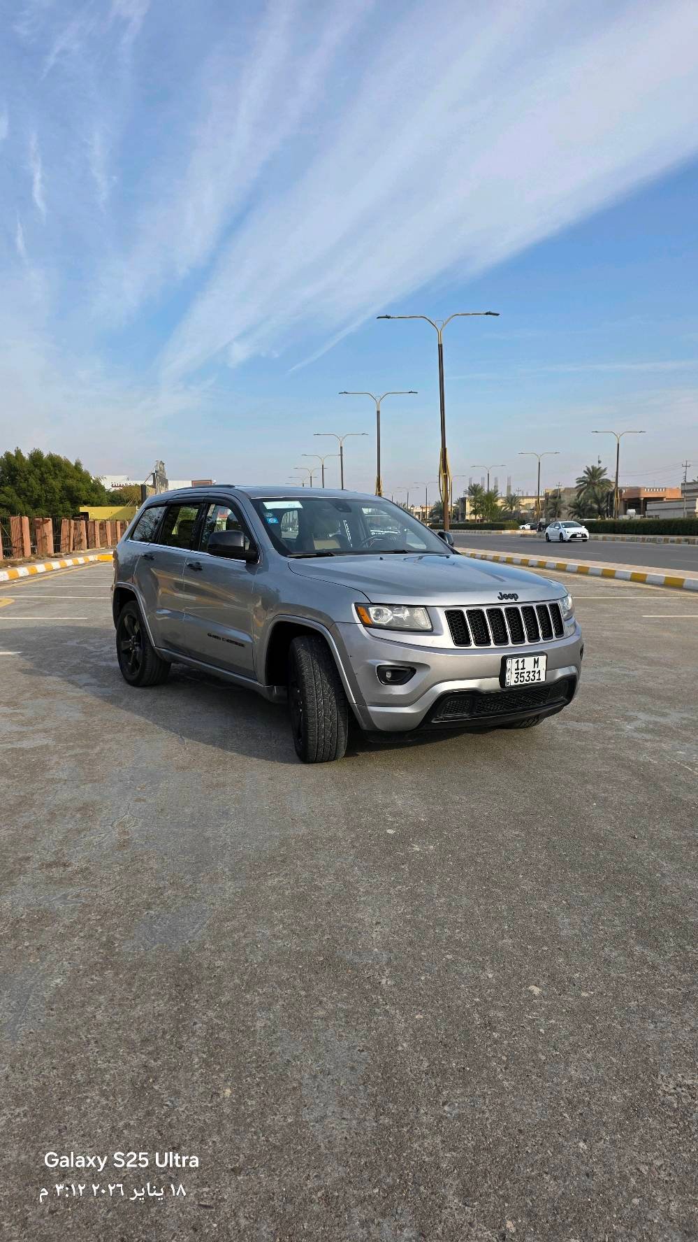 🚙 جيب جراند شيروكي 2015 – V6
اللون: سيلفر
🔧 المحرك والأداء: محرك 3.6 لتر V6، قوة 290 حصان
260 عزم دوران 
ناقل حركة أوتوماتيك 8 سرعات
دفع رباعي 4×4
صرفية وقود تقريبية:  20 لتر / لكل 100 كم
🛋️ الداخلية والراحة: شاشة معلومات ونظام ترفيهي
تكييف مزدوج المناطق
تشغيل بالبصمة + تشغيل عن بعد 
كاميرا خلفية
أزرار تحكم على المقود + تدفئة المقود
المراء الوسطية كهربائية (اوتوماتيك) 
مقعد السائق كهرباء + تدفئة مقاعد امامية 
نظام Uconnect (في الفئات العالية)
🛡️ الأمان: وسائد هوائية 
مثبت سرعة (Cruise Control)
نظام مراقبة ضغط الإطارات
سناسر خلفية (حساسات) 
🚗 المظهر الخارجي:
أضواء زينون أمامية وضبابية
مرايا الجانبية هيتر
فتح السيارة باللمس أو ريموت
عجلات ألومنيوم
🛠️ ميزات إضافية:
فتحة سقف
ديكور داخلي فخم (جلد/خشب)
نظام تعليق ناعم ومريح
🛠️ الضرر: فقط باب السائق مبدل ومصبوغ بامريكا بالشركة
📍 الحالة: الصدر الامامي يحتاج الى صيانة فقط! (الحدادية)
💰 السعر: 22.000$ قابل للتفاوض للجادين
📞 للتواصل: *********** / واتساب او اتصل على الرقم مباشرة!
