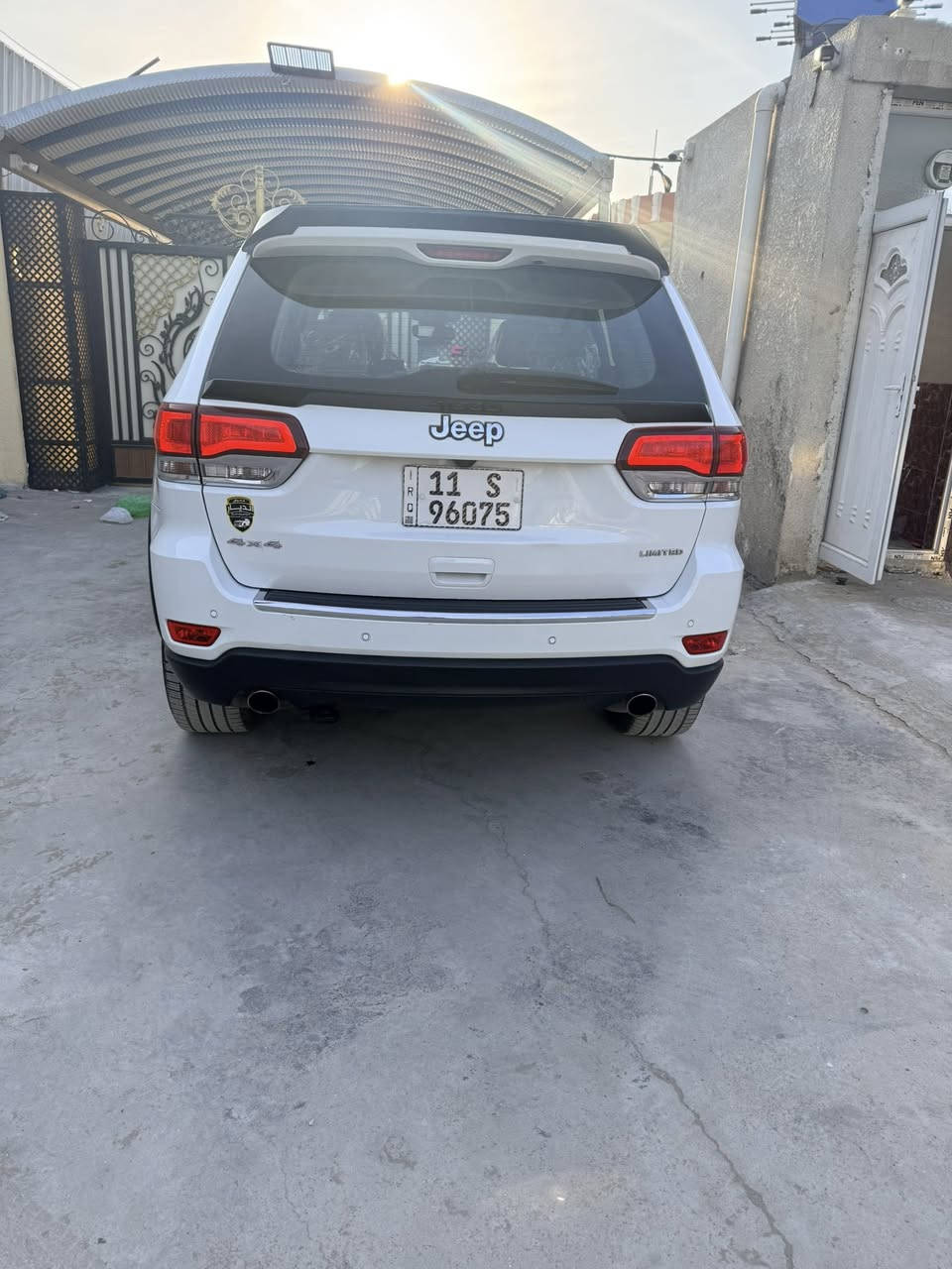 سلام عليكم 
جيب كراند شيروكي  لمتد ( خـليـجـي ) ام رادار 
‏‎موديل  (2020  فول مواصفات  
المحرك : V6.  3.6L ‎  
 السياره اخت زيرو 
ماشيه 40 الف
رقم بغداد الجديد بسمي تحويل ثاني يوم  ؟
سياره مكفوله من الصبغ و التبديل و البارد
سياره جديده جدا ارضيات الشركه بل جيس 
سياره جديده استخدم شخصي و قليل 
‏‎ السيارة وكالة  داخل بيجي المرغوب 📍❤️ 
‏‎* المواصفات :
‏‎*رادار امامي وجانبي 
‏‎* نقطة عمياء .
‏‎*داخل جلد 
‏‎* دفع رباعي 4x4 . 
‏‎* فرش المقاعد من الجلد . 
‏‎*صفي المقاعد الأمامية كهربائية .
‏‎* ذاكرة لحفظ وضعيات الجلوس . 
‏‎* صفي المقاعد الأمامية مع تدفئة . 
‏‎* صف المقاعد الخلفية مع تدفئة . 
‏‎* ويل قياس 20 انج .
‏‎* مقود السائق كهربائي . 
‏‎* تدفئة ستيرن . 
‏‎* فتحت سقف .
‏‎* شاشه كبيرة 8.4 انج .
‏‎* نظام الملاحة (GPS) . 
‏‎* نظام خاص للطرق الوعرة . 
‏‎* مصابيح امامية زنون . 
‏‎* المصابيح الأمامية مع LED لايت  تبديل عدسات 4 دولار. 
‏‎* كشافات ضباب بروجكتر زنون . 
‏‎* تشغيل عن بعد .
‏‎* صندوق كهربائي .
‏‎*  حساسات أمامية . 
‏‎*  حساسات خلفية .
‏‎* كاميرا خلفية .
‏‎* بخاخ ماء لتنظيف المصابيح الامامية .
‏‎* مرايا بخاصية التعتيم الذاتي . 
‏‎* مرايا جانبية قابلة للطي . 
‏‎* بلوتوث تلفون . 
‏‎* محدد سرعة . 
‏‎* نظام تشغيل واطفاء اوتماتيكي للمحرك للتوفير من صرف الوقود . ( Auto Start System ) .
‏‎* نظام بريك اوتماتيكي ( Auto Break System ) .
السعر 325 ورقه 💲 و بيهه مجال 
 ***********
***********
مكاني بغداد
