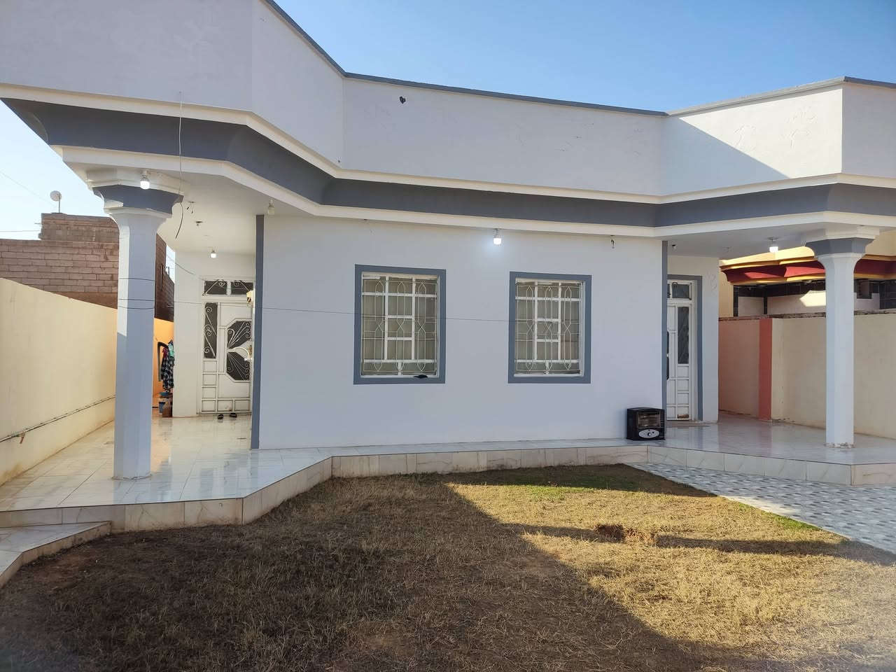 السلام عليكم ورحمة الله وبركاته 
ما شاء الله تبارك الرحمن 🤲🏻💜  ( #اقرأ_التفاصيل_كاملة) 
#عرض_جديد_ومميز  وبسعر جداً مناسب 
 دار سكن للبيع جاهز على اخر حبايه.. 
 #الموقع/ القائم/ حصيبة/ حي الامين / مقابل مشروع الماء مباشرة خلف السكة بداية السكن رابع بيت
الجوارين ( راويين / ومراسمه ) 
#التفاصيل/ بيت بناء حديث / بناء حجر درجة أولى 
#طابقين/ سراميك بالكامل / ارضية البيت والدرج بورسلين بالكامل داخل وخارج والحلو بي الوان السراميك والبورسلين موحد ع كل البيت  صبغ درجة اولى كما موضح بالصور.. يتكون  
#الطابق_الارضي/ من/ 
 كليدور + ديوانية + استقبال( هول)+ صالة+ غرفتين نوم+ مطبخ + صحيات داخليه وخارجيه وحديقه كبيرة وكراج سيارة ومماشي .. 
#الطابق_العلوي/ من / صالة + غرفتين نوم+ صحيات 
#المساحة/ (400) متر² 
#السعر/ #بــــ67_مليون وبي مجال عملة 
للشراء راسلني او اتصل بـ ***********  
متوفر واتساب أيضاً ♻️ .. 
#ملاحظة/  المو شراي لا يتصل ولا يبخس حلال العالم بتعليقات سلبيه ....  تحياتي ...
