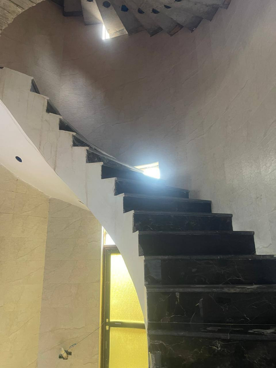 🚨 فرصة مميزة للبيع – دار بموقع حيوي 🚨
معكم علي عباس من كوديا للاستثمار العقاري
📍 الموقع: النجف الأشرف – حي الموظفين
خلف المعارض، شارع 12 – وجه كربلاء
بصف الركن وقريب جداً من شارع 60
🏠 المساحة: 200 م²
🏢 الدار طابقين – بناء حديث (جناي)
✨ المواصفات:
• الطابق الأرضي كامل الأرضية مرمر
• الطابق الثاني نقص أرضية ولبخ
• تصميم مريح ومناسب للعوائل
• موقع قريب من الشوارع الرئيسية والخدمات
💰 المطلوب للإسكان: 66 مليون (كفيل ثابت ما حاجه دور على كفيل ) 
💰 السعر الكلي: 190 مليون
يعني تدفع مقدمه قدرها 124 وتستلم البيت .
📞 للتواصل والاستفسار:
***********
🌟 دار بموقع ممتاز وفرصة حقيقية للسكن أو الاستثمار
