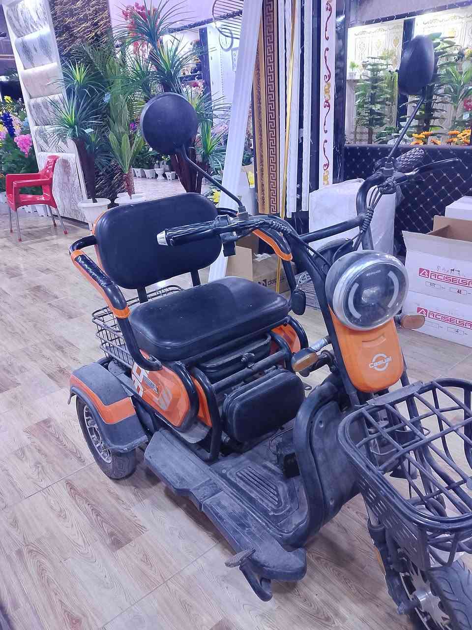للبيع....في كربلاء سريع المعلمين... دراجة شحن كبار السن باتريات جديده مبدل بيها ماطور جديد كلها شغاله كهربائيات 
جيد جداً اشاير اناره جيده السعر ٣٥٠
***********
