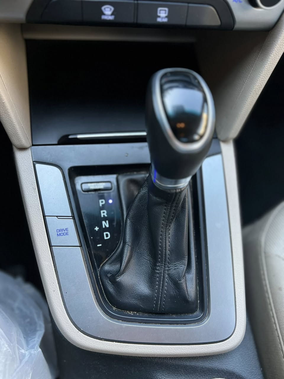 السلام عليكم

النترا موديل 2017

محرك 2000 دوش مرغوب
 
 المواصفات نص فول 

شاشة Apple CarPlay 

Drive mode sport eco normal 

رقم سليمانية الجديد بأسمي 

سنوية ل 2029 

تدفئة تبريد فول 

السياره كفالة من الصبغ نهائيا 

ضرر بسيط جدا بأمريكا فقط حافة البنيد بارد وبدون ايرباك 
وبغداد بيها بارد وباب مبدل فقط مكينة كير كفالة عامة 
 
موقع السياره بغداد 
للاستفسار 
***********

السعر 125 وبيها مجال
