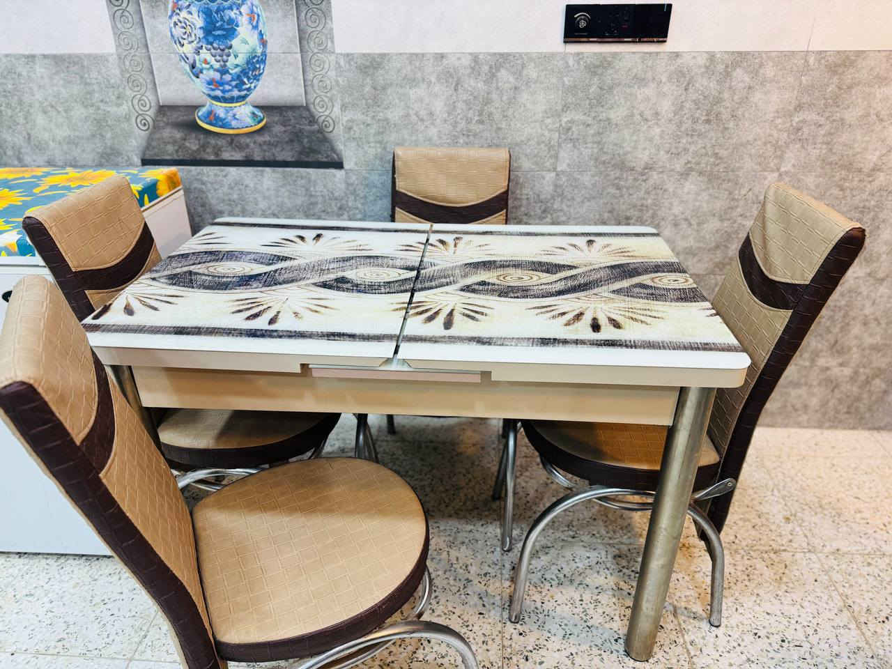 السلام عليكم ميز طعام و4 كراسي جديد سلايت يتكبر ويزغر ثكيل وقوي كلش 
*********** واتساب
