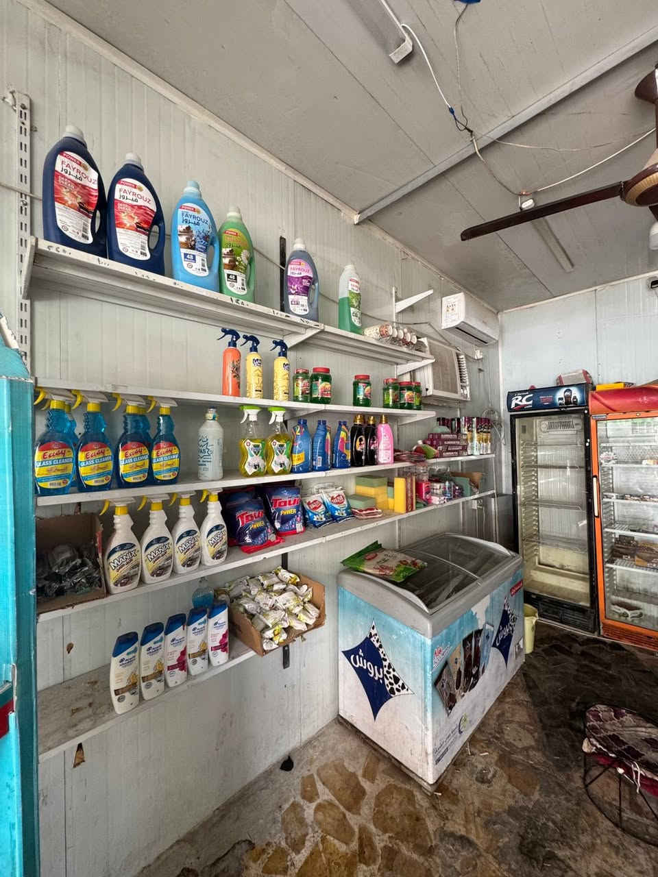 مكلف بالنشر 
خويه عندي محل بشارع العطار الخدمي
يمك مدارس اثنين وبنايات كبالك 
أربع برادات و٢ مجمدات
كامرات وشاشه 
وسبلت 
خويه كلفني ٦
٢ونص أبيعه قفله
إيجاره 400 يعني متلكه هيج ايجار بل عطار 
اني لو ما عمليت ابويه ما بيعه
***********
بس واتساب
