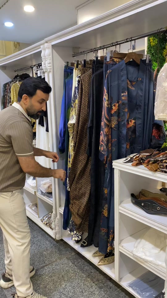 من كد ماحلوة القطعه حتى رح تنامين بيها ❤️💙🫢 تعالي شوفي هاي القطعه الحلوة وفرتلج بيها 5 نقشات مختلفة. تجي فري سايز تلبس من وزن 60 لغاية وزن 100-95 كيلون .. تفاصيل اكثر داخل الفيديو ✨🤷🏻 . سعر التوصيل 5 الاف دينار  بغداد وكل المحافظات  العنوان : بغداد الدورة سوق الاثوريين شارع نادي المجتمع العائلي رقم الهاتف ***********___***********  . . . . . . . #ملابس #ازياء #اكسبلور 
