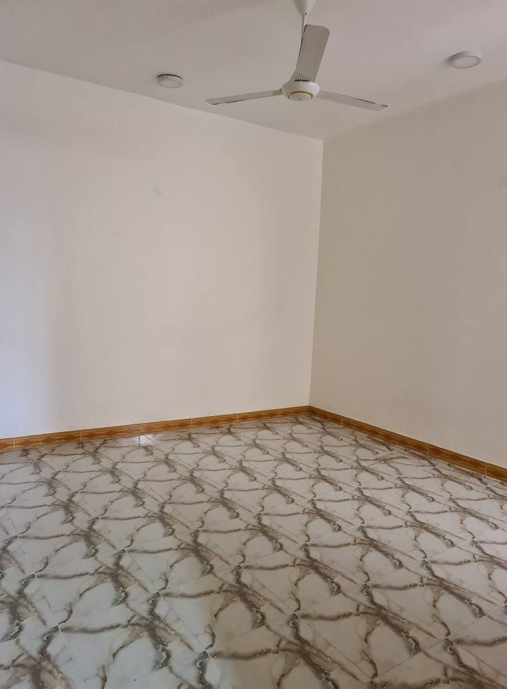 بيت حديث للايجار في منطقة حي السياسيين... البيت جديد
مساحة ٢٠٠ متر ٢.... طابق واحد... غرفتين كبار مع صالة واستقبال ومطبخ كبير وحمامين ( غربي وشرقي) 
طارمة ومدخل للسيارة
گيزر وماطور ماي مع بوستر... مراوح... مفرغات 
البيت بمنطقة كلش حلوة ونظيفة وهادئة... مقابيل البيت اكو متنزه
الايجار المطلوب ٦٠٠ الف شامل للماء والكهرباء 
الاتصال ب *********** مباشر او 004526130966 واتس اب
العباس ابو فاضل خصيمه اللي يعلق تعليق سلبي، 
مايعجبك السعر اعبر المنشور كأنك ما شفته السماوا, المثنى
