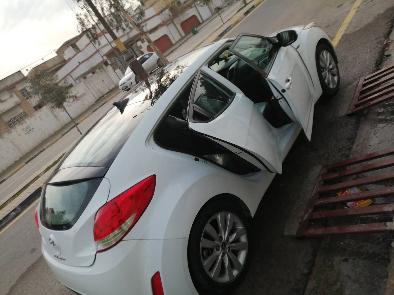 هونداي فولستر 2012 وارد خليجي فول مواصفات 1/1
88 قفل جانت معروضه 95 قبل الضرر 
بلا ضرر ولا صبغ ولا بارد فقط داير جاملغ خلفي جانت بلا ضرر عندي اضررت قبل كم يوم 
كير عادي 
محرك 16 دوش  
سياره بصمة ابواب + تشغيل 
سقف السياره بانوراما 
كشنات جلد   
شاشه بلاديه + كامره  + حساسات خلفيه
لايتات عدسة اصلي  
تحكمات ستيرن فول
وبيها بعد مواصفات اخرى 
طخم السياره جديد
محرك وكير ما مفتوح 
رقم وهزة جديد
***********‪
