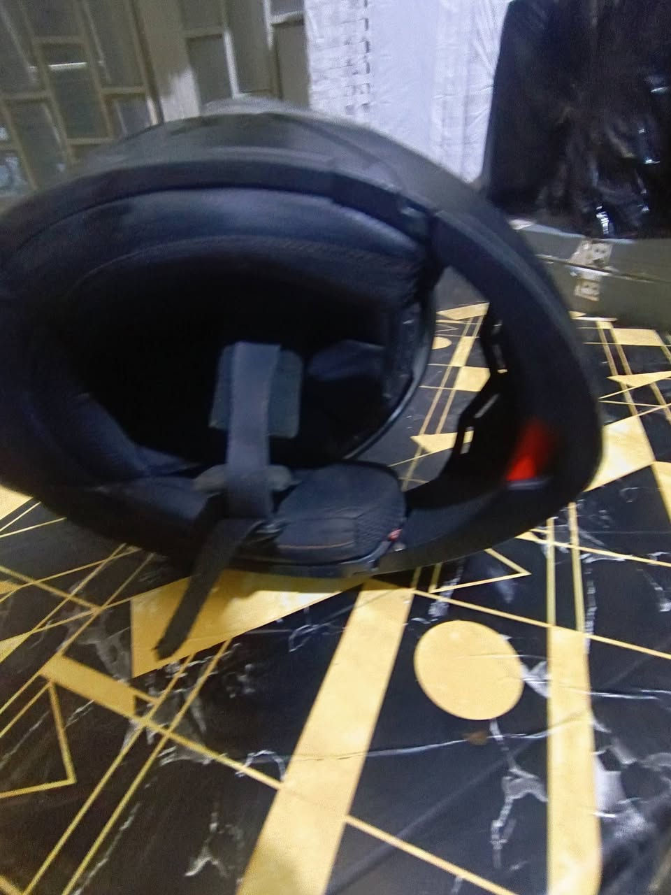 خوذة ماركة DFG جديده بيها تضليل واهواي مميزات تتفتح من للأسفل سعره 45 الف شراي يدلل رقم *********** عنوان البصرة حي الاصدقاء
