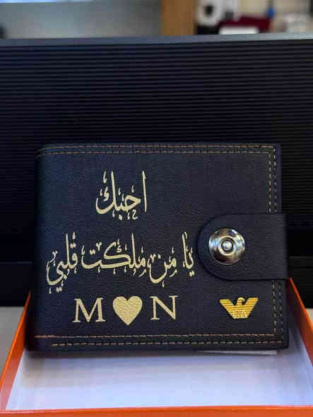 تتوفر طباعة على المحفظة 
المحفظة تحتوي على اكثر من مكان للبطاقات
وثلاث امكان للنقود 

السعر مناسب جداً 
للحجز ارسلوا الاسم او العبارة والرقم والعنوان 
توصيل 2 داخل ميسان 3 اقضية 5 محافظات

للحجز خاص او تلكرام https://t.me/Ali_amer2000
او *********** عمارة
