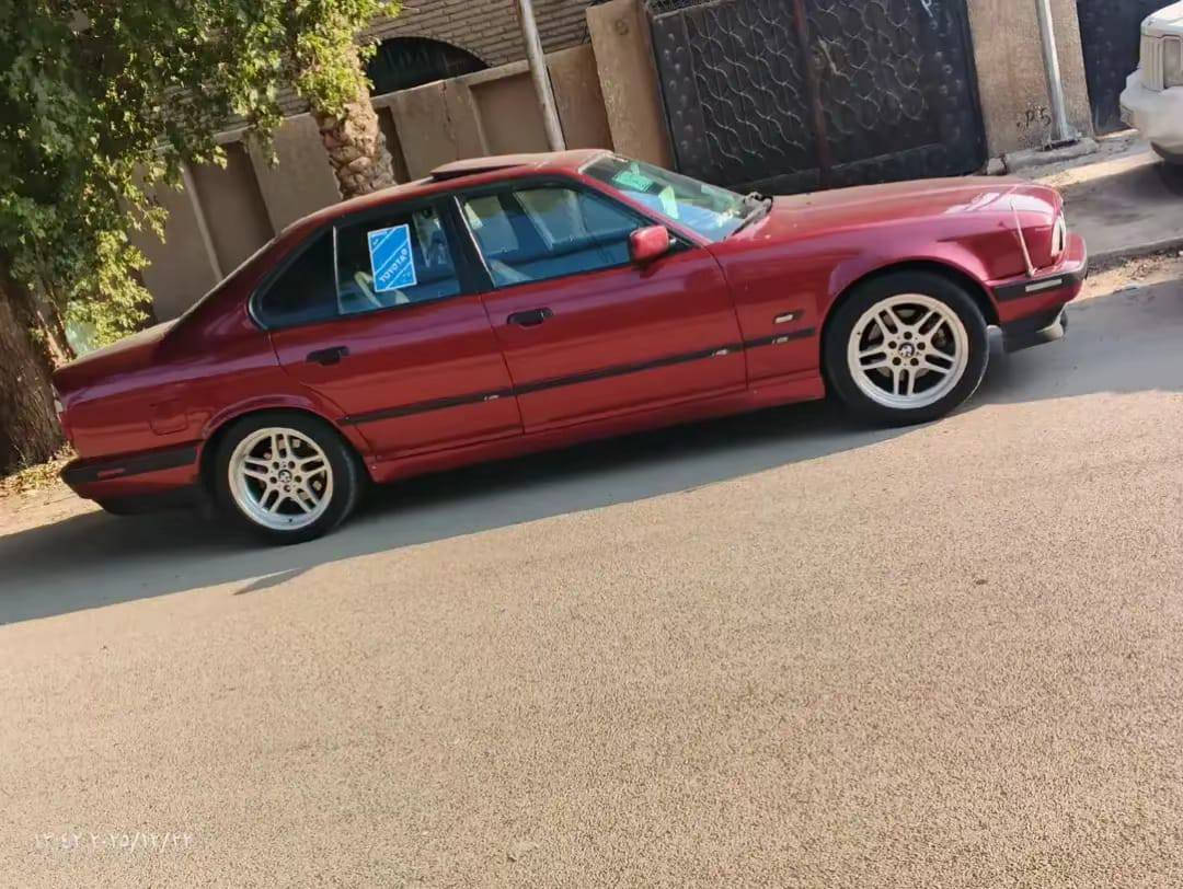 سلام عليكم بي ام موديل 91معروض للبيع السياره مكفوله كير محرك كشر نضيف سياره فول  سعر 75 مكان السياره الانبار الرمادي الاستفسار ***********
