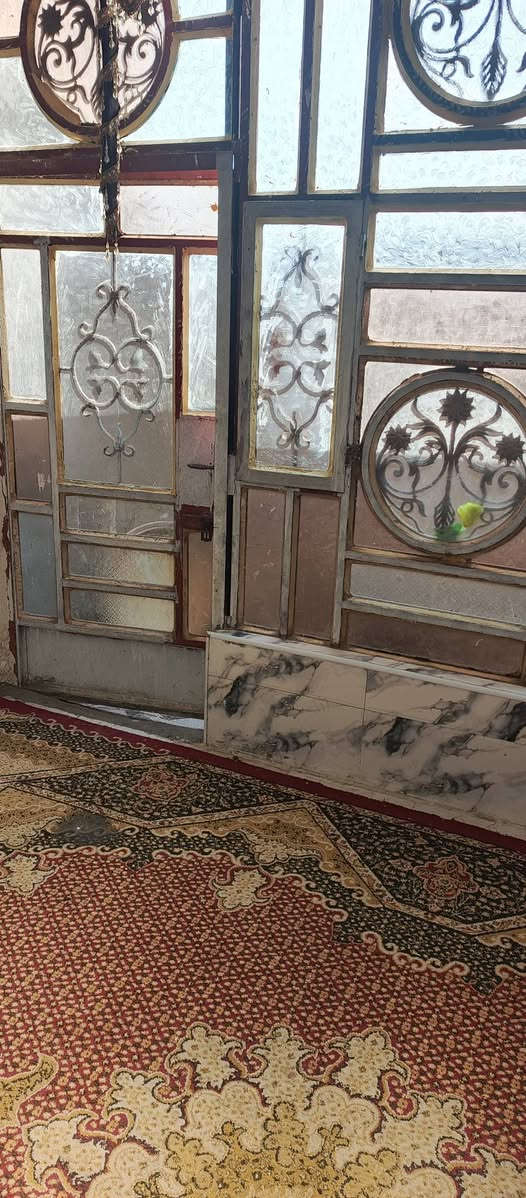 بيت للبيع المساحه 110 بناء بلوك سطح مسلح يحتوي على غرفه وهول واستقبال ومطبخ ومجمع صحيات داخلي وخارجي الموقع خلف معمل ابو كيره قرب مولده تحسين سعر 40 وبيه مجال  للاستفسار الاتصال على الرقم ***********
