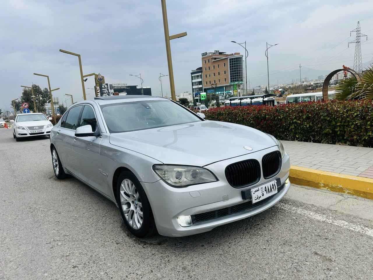 سعری لە خوار هه موبازار ١١٥ گەڵا
بی ئێم 730 i 
مۆدێل 2012
مەکینە V6
ئارمی بلاستیک بەشەرتی ئەو لیات و خرامە بۆیاخی نییە سە یارە لۆک لۆکە 
شه ش بستؤن نؤزل كورت 
مواسفات فوول سلایت
***********
