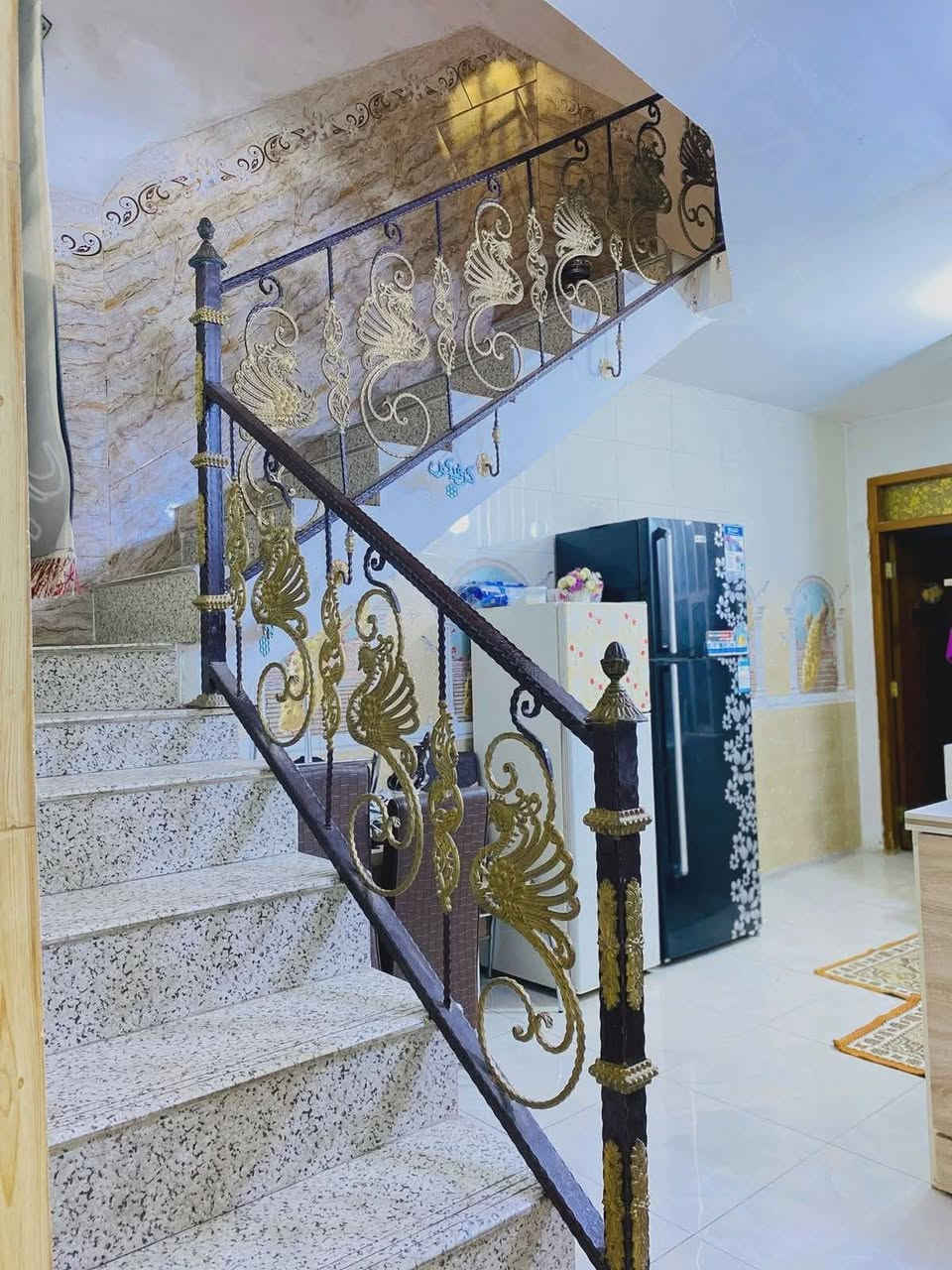السلام عليكم الدار للبيع المساحه 110 واجها 4/40 سنتم بناء سنه التسعينات لكن بيت نظيف ومرتب البيت طابقين مسلح مدخلين استقبال ومطبخ ومساحه درج وغرف نوم الطابق ثاني غرفتين نوم وصحيات منطقه المعلمين مقابل المستوصف معلمين التواصل مكتب الاصدقاء ***********
