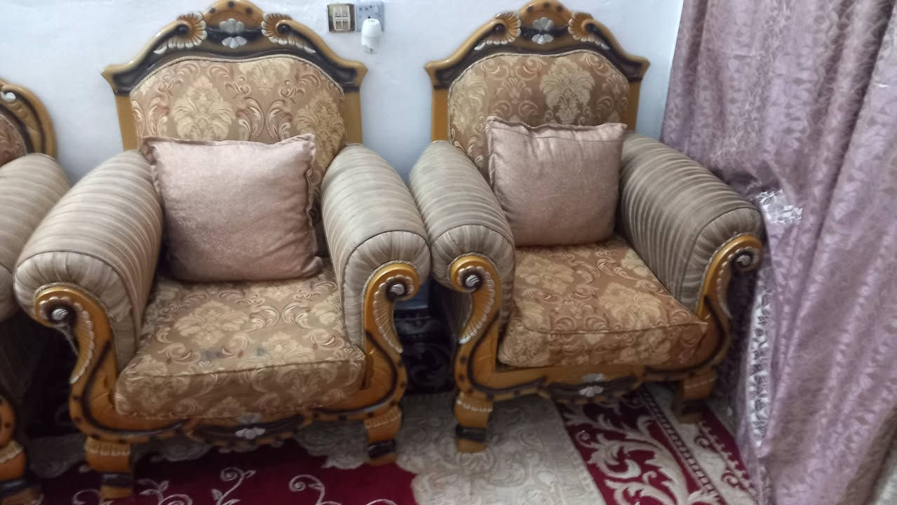 تخم قنفات ملكي للبيع بسعر مميز جداً! ✨
لعشاق الفخامة والترتيب، متوفر حالياً تخم قنفات بتصميم كلاسيكي أنيق (نقشة ملكية) يجمع بين القماش الفاخر والجلد المريح. التخم بحالة جيدة جداً ويضيف لمسة رقي لبيتك.
​✅ الملحقات: التخم يجي وياه 3 طبلات هدية.
✅ العرض: البيع نقداً أو مراوس (حسب الرغبة).
✅ السعر: 180 ألف دينار فقط (وبي مجال للطيبين).
​📍 العنوان: ديالى - بعقوبة - المفرق - فلكة نهودة.
📞 للاستفسار والتواصل: ***********
