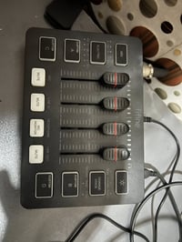 مايك fifine معروف مستعمل للبيع  قاعدة تايب سي مكسورة فا يجي وياه ستاند...