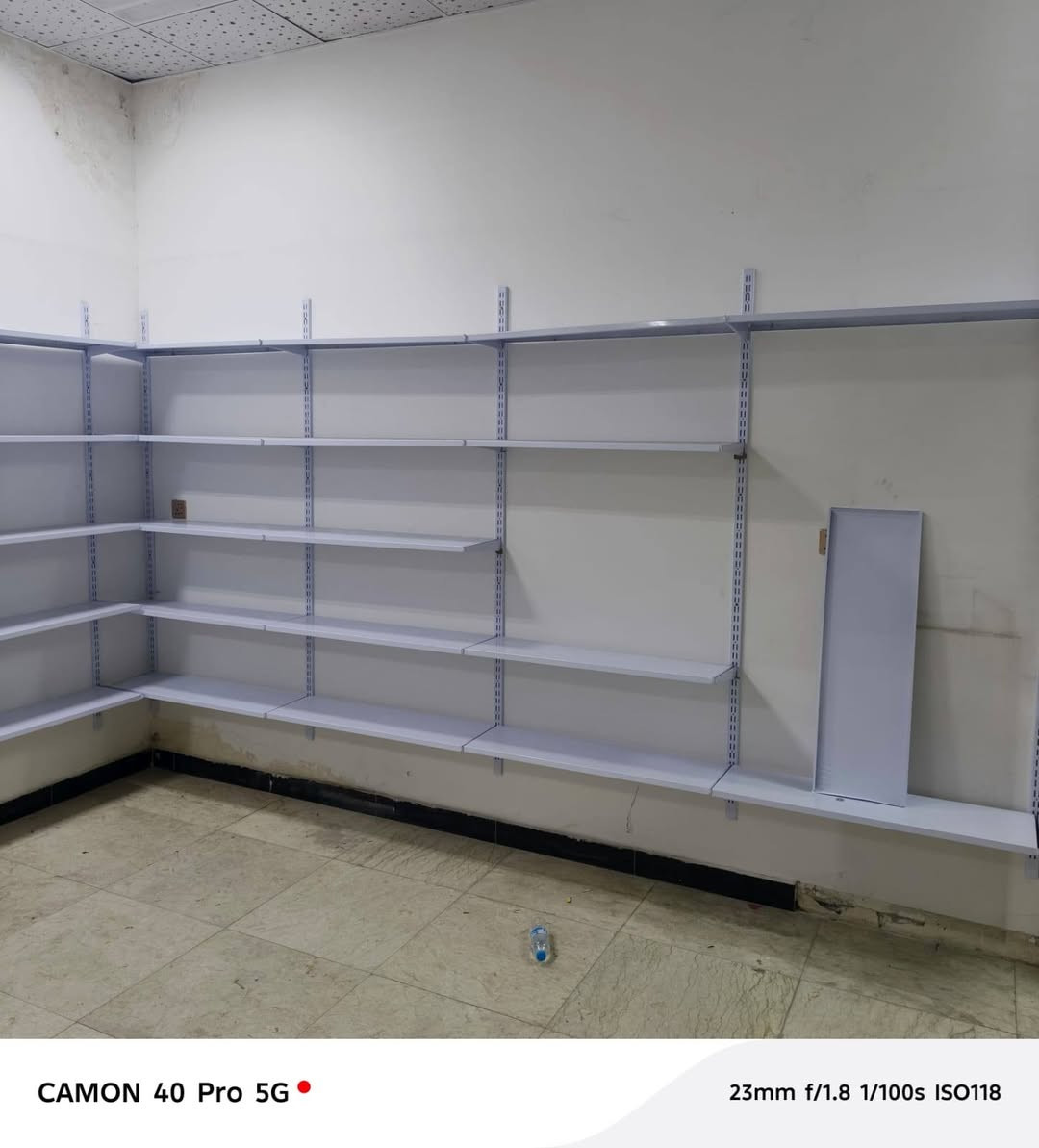 رفوف جدد بس شديتهن وفتحتهن قياس متر في30 عدد40رف السعر 225....***********
