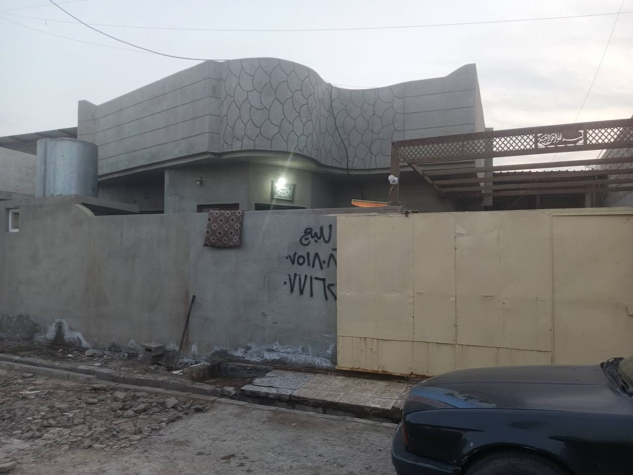 السلام عليكم للبيع بيت 220 متر يحتوي على عدد غرفه 2 وهول واستقبال وصحيات داخلي وخارجي عنوان البيت مجمع الغدير قرب المدرسه السعر 42 وبي مجال للاستفسار اكثر اتصل عل الرقم ***********
