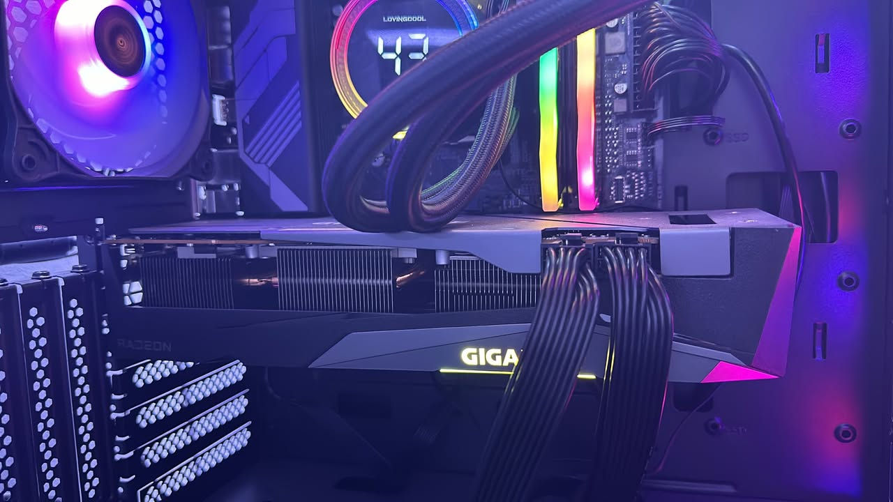 💸💸للبيع
تجميعة +شاشة + طاولة وكرسي + ملحقات 

🚀🚀🚀 الكيس //

Mb. B650m gigabyte ddr5

GPU. Rx6800 amd gigabyte ( تقريبا ًبقوة ال 4070) 

Cpu. Rayzen5 7500F 

Ram.  32GB 2*16 ddr5 speed/4800 t-force

Storage. M.2 1tb WD BLUE ++ m.2 512gb kioxia

Coler. تبريد مائي lovingcool مع شاشة رقمية

Case. Gamedas

الملحقات🎖️🎖️ 

سماعة هايبر اكس كلاود ٣ وايرليس

كيبورد ريزر huntsman mini

ماوس logitech G304 وايرليس

جويستك manba ابو الشاشة ماخذة ب٩٠ الف

يوبي اس اوف لاين 1500 zeus بطاريات جديدة  

طاولة كيمنك rgb كاربون فايبر اسود 

كرسي كيمنك IGC كلش كوالتي عالي 

——-

الشاشة

🔰🔰🔰🔰🔰 

2- اسوز تاف كيمنك 28 1080 
165 hz 

⚠️⚠️⚠️ استعمال خفييييف جدا وقليل
ابيعهة كاملة شلع ب مليون و٨٠٠
 اغلب الكراتين موجودة توصيل ماعندي انت تجي تفحص وتاخذهة مكاني بغداد 
رجاء التواصل واتس اب للمتهم غير متواجد ع الماسنجر 
رقمي ***********
