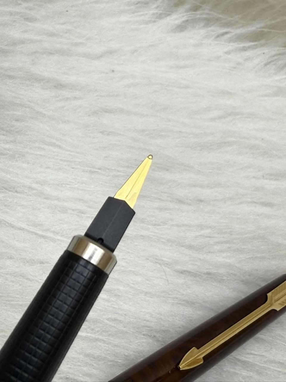 PARKER
سيت باركر كلاسك
 حبر جاف
امريكي المنشأ اصلي 
حجر (نقشة مميزة)
ريشة (سلاية) طلاء ذهب
حجم الخط F 
جديد غير مستخدم
انتاج سنة الثمانينات
مع العلبة الاصلية والكرنتي
للاستفسار المراسله على الواتساب او الاتصال بالرقم  *********** 
يوجد خدمة توصيل داخل بغداد و محافظات
