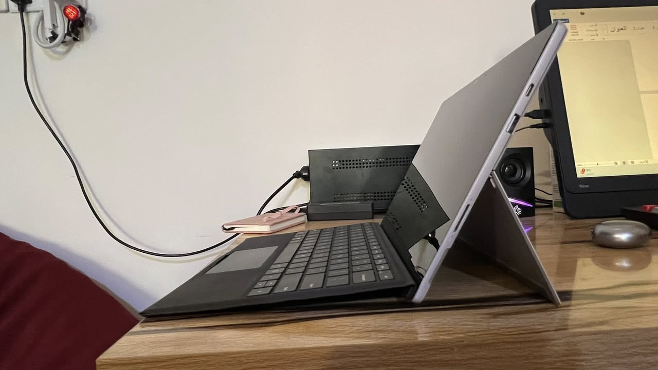 � للبيع | Microsoft Surface Pro 7
جهاز عملي وخفيف، مناسب للدراسة، العمل المكتبي، التصفح، وقراءة الملفات.

المواصفات:

 • 💻 الموديل: Surface Pro 7
 • ⚙️ المعالج: Intel Core i5-1035G4
 • 🧠 الذاكرة (RAM): 8GB
 • 🖥️ الشاشة: لمس (Touch Screen) – تدعم القلم
 • ⌨️ الكيبورد: أصلي قابل للفصل مع اضاءة للأزرار
 • 🖊️ يدعم القلم الإلكتروني
 • 🪟 النظام: Windows 11
 • 🔋 بطارية جيدة
 • 🎒 خفيف وسهل الحمل (تابلت + لابتوب)

الحالة: استخدام نظيف، كلشي شغال بدون مشاكل
👌

توصيل لكل المحافظات 
💰 السعر: (٥٠٠ الف )
يوجد قلم مايكروسوفت اصلي ب ٥٠ الف 
📩 للتواصل خاص


**إذا كنت صاحب هذا الإعلان وتريد حذفه لأي سبب، رجاءا أرسل رسالة إلى الدعم الفني**