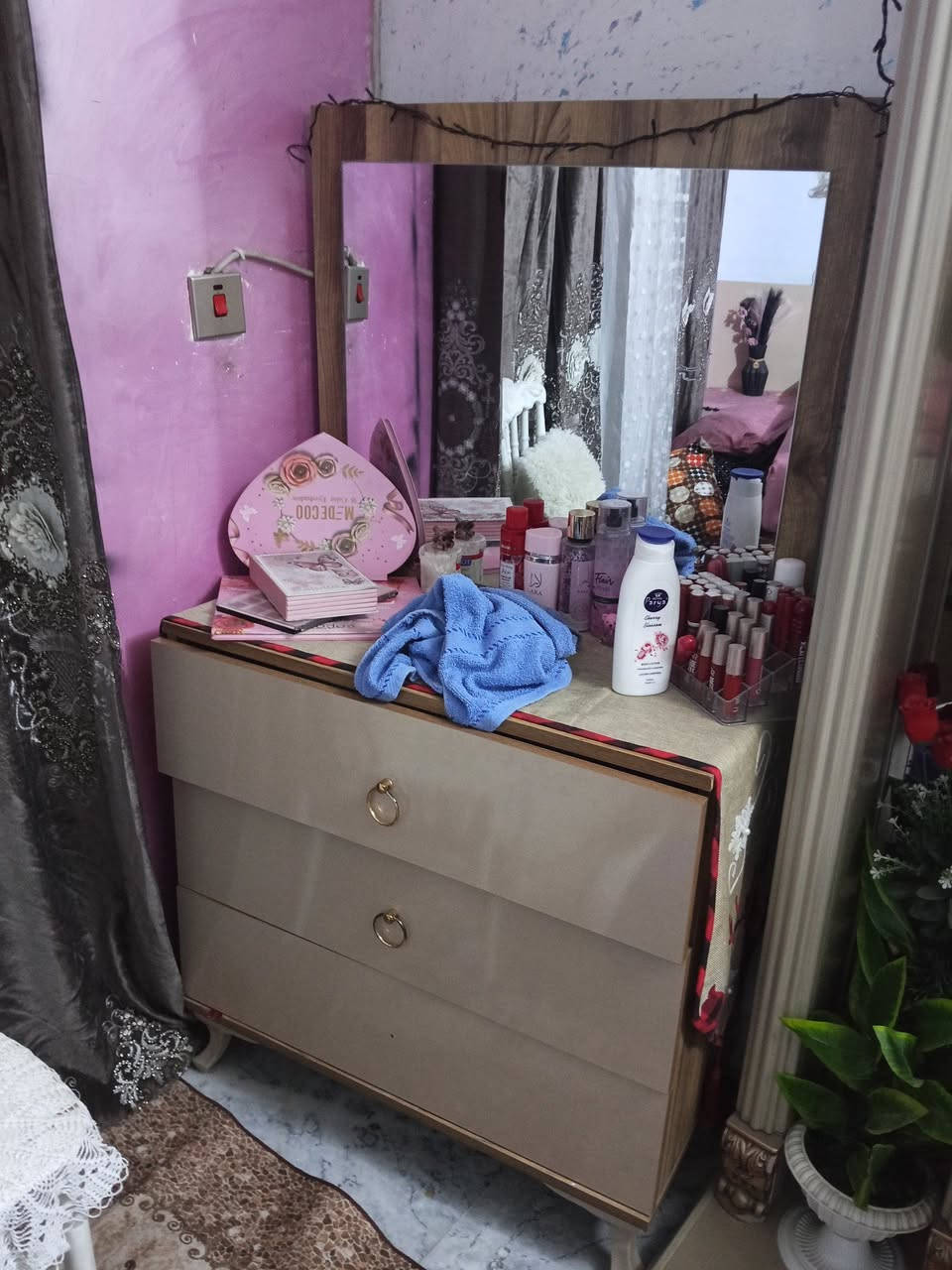 سلام عليكم غرفه تركيه ضخمه نضيفه جدا مع تخم تركي 10 مقاعد مكاني بغداد ***********
