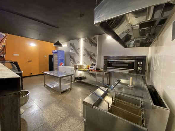 فرصه ؛مطعم فاست فود جاهز جديد مكانه بغداد بجانب البياع مساحته ٨٥متر شارع عام تجاري ايجاره مناسب ٥٥٠الف ورصيف ١٠متر يرادله ترويج واعلانات وتستغل الخارج 
سعر البيع النهائي ١٨مليون 
علماً تكلفة المطعم 🩷٢٦مليون بالعافيه للياخذه 
للاستفسار عالرقم مكلف بالنشر وكلشي موضح 
***********
