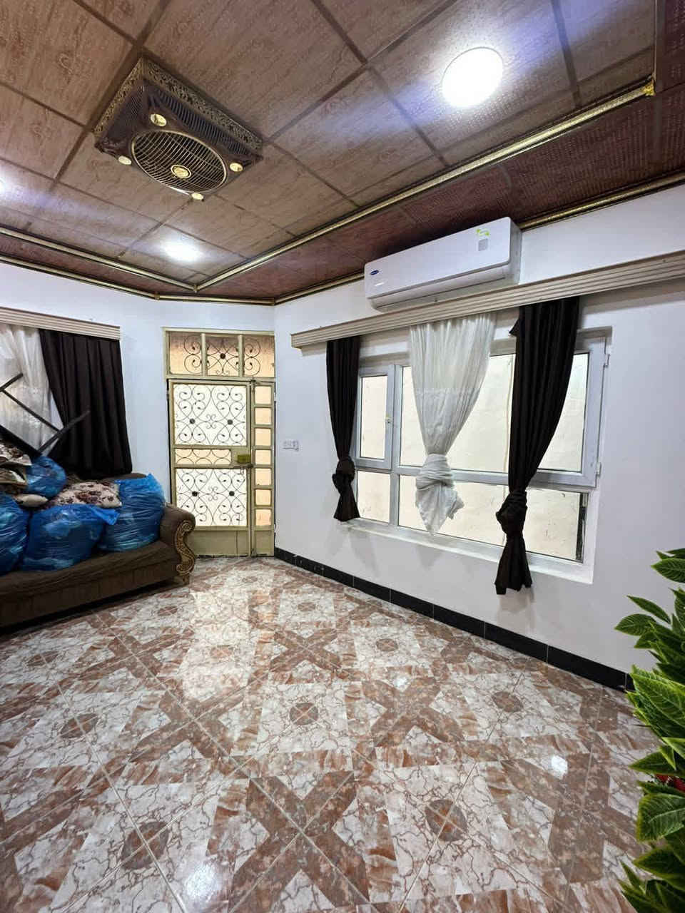 🏠دار للبيع طابو صرف   المساحة  100 متر  الواجهه 5مترعلى حديقة طابق واحد  الموقع كركوك حي الأسرى والمفقودين خلف مدرسة المعراج قرب صيدلية اسماعيل موقع مميز 
 طابق واحد يحتوي على غرفة نوم هول ومطبخ واستقبال وصحيات درج خارجي وكراج سياره بناء حديث 
السعر 95 مليون  بي مجال
للاستفسار الاتصال***********☎️***********
او مراجعة مكتب صباح كركوك للعقارات 
حي الاسرئ قرب جامع المعراج كركوك, العراق
