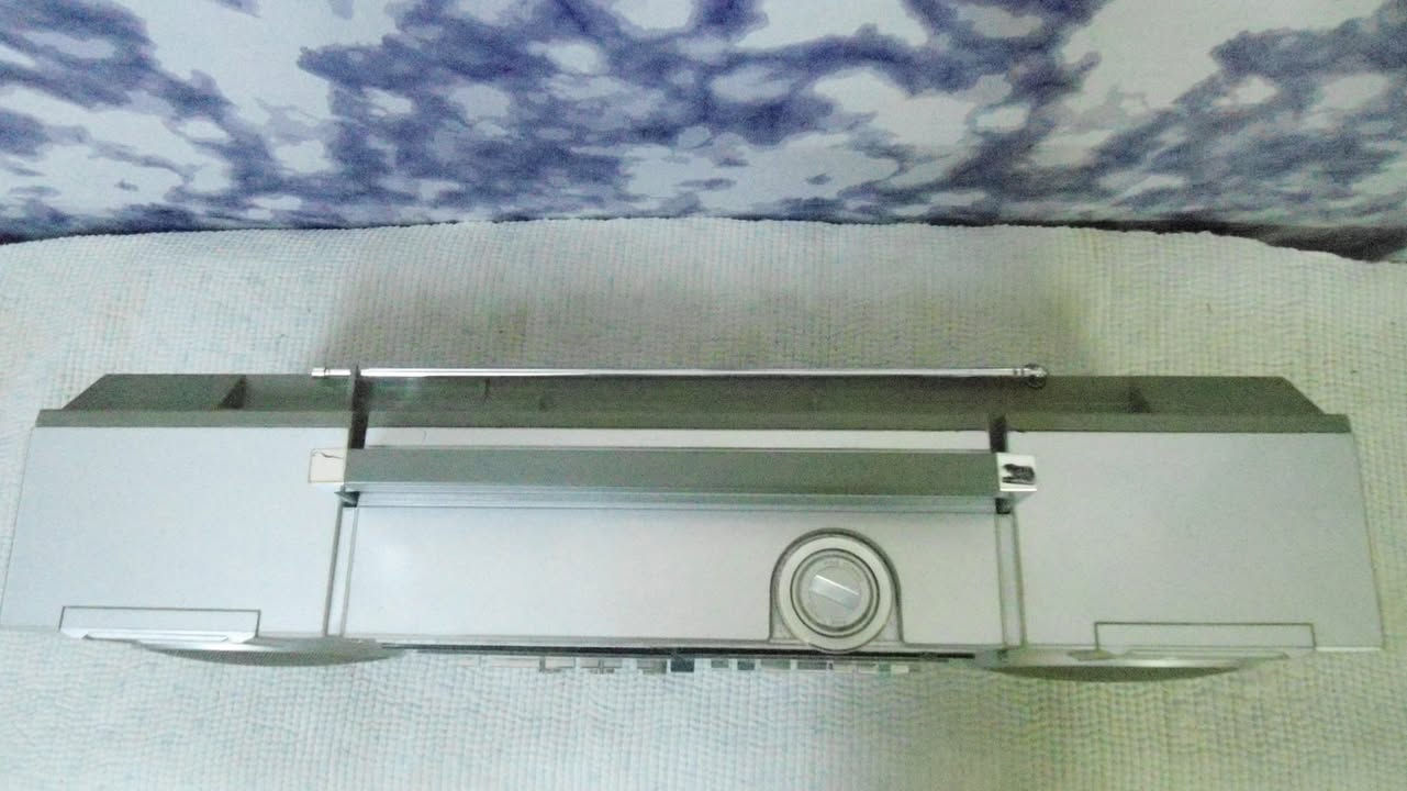 راديو مسجل ستريو ماركة SHARP 
صناعة يابانية 
راديو 4 موجات مسجل دبل كاسيت 
مدخل ومخرج اواكس AUX يربط على مسجل ثاني 
السعر 95 الف
يوجد توصيل ***********
