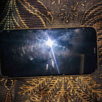 آيفون xr نظيف بطاريه 81 ذاكر 64صوت واضح بيه شخوط بل لزمه الشاشه ما بيه...