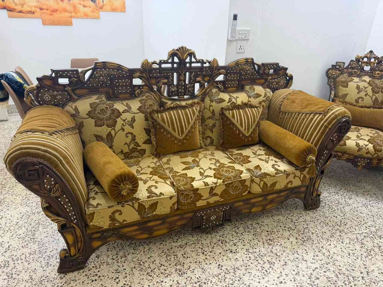 تخم كلاسيك  خشب اصلي 100%
نسبة النظافة 100% للبيع
السعر مليون و 300 الف
قنفات ثلاثي عدد 2
4 كراسي مفردة
المجموع 10 مقاعد
طبلة وسطية كبيرة
طبلات مفردة عدد 2
مكاني بغداد ***********
