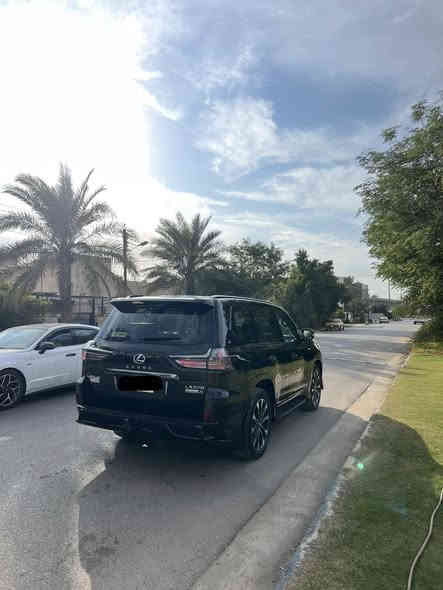 السلام عليكم لكزز كورو 2021 فووول ومعروفه مواصفات الكورو رقم بغداد ماشيه 72 الف جديده جدا بيها باب السايق فقط تبديل اثر شخط بدون ضربه مكفوله من الضربه والصبغ امبدل نفس اللون للاستفسار الاتصال ع الرقم ***********
