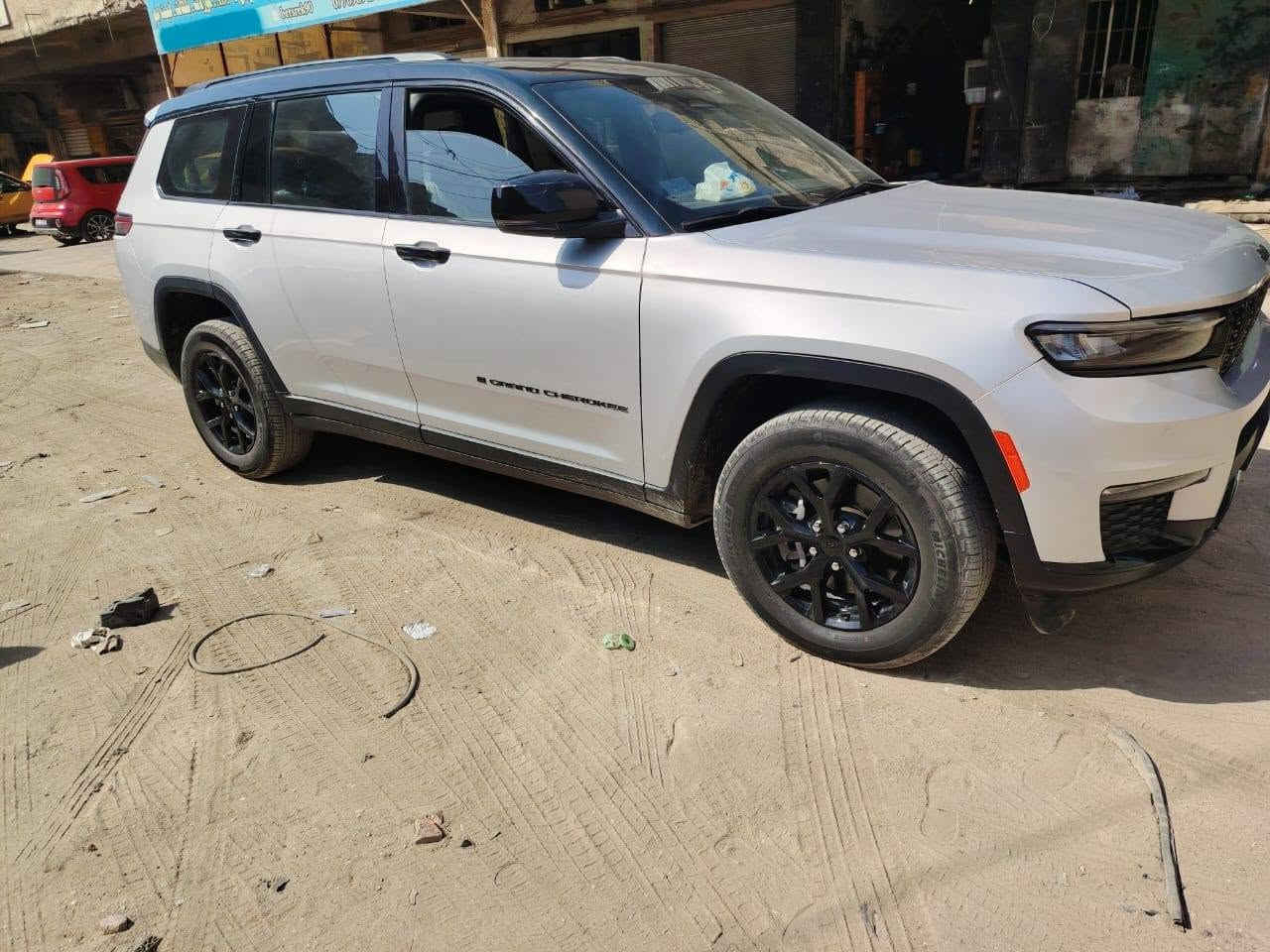 سلام عليكم جيب ٢٤ ٧ راكب بلاك فتحه سقف داخل جلد وباقي معروفه موصفاته مبدل بيه ٣ قطع بدون داخل جاملغات وبنيد يعني بيه صبغ بجم وبابين  سعر 250.$
سياره كتاب شهداء *********** بغداد بلديات
