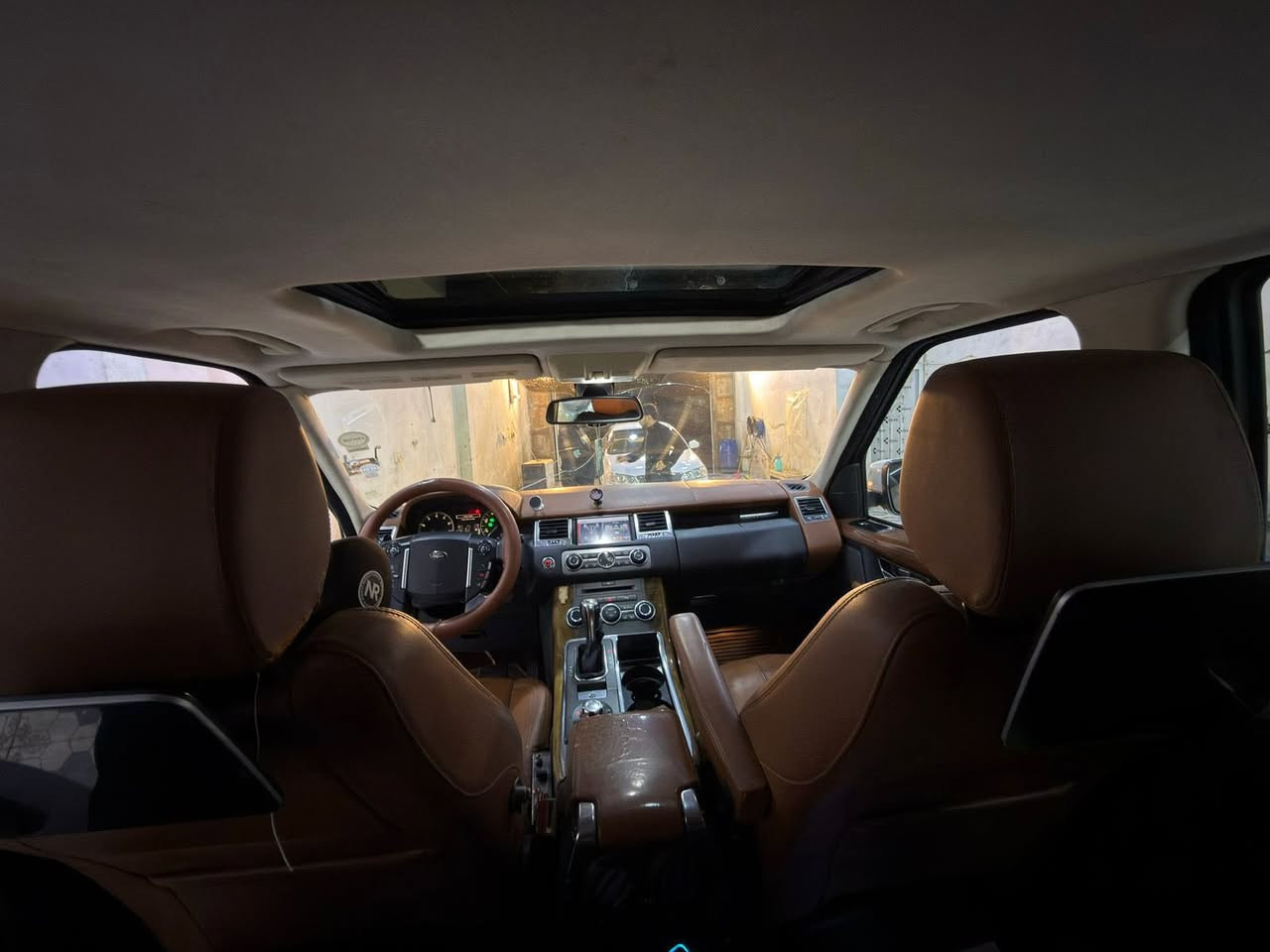 رنج روفر Range Rover Sport سبورت Supercharged موديل 2012محوّل 2Autobiograp فل أوبشن بحالة الوكالة فحص كامل مميز لون أبيض !
السيارة مميزة جداً بنظافتها !
 
ادوات ادوات متومه وجاهزه 

المواصفات : 
4بصمات
فتحه سقف
شاشات خلفيه +اماميه
إنارة ترحيبية عند الدخول للمركبة 
سنترلوك مركزي مع مفتاح الشركة الأصلي عدد ٢
ستيرنج متحرك كهربائي مدفئ 
مثبت سرعة + تحكم على الطارة 
فتحة كرستال كهرباء جميع الحركات 
كراسي كهرباء امامية جميع الحركات مدفئة 
داخلية جلد أصلية 0 Autobiography إصدار خاص
نظام تكييف مركزي مفصول Dual Zone 
شاشة أصلية تدعم CD + AUX + BT مع نظام صوتي JBL من الشركة 
محرك 4200CC Supercharged قوي و بحالة ممتازة 
جير تبترونيك ( أوتوماتيك - عادي ) 
دفع رباعي 4X4
وضعية ( Sport - Eco - Normal ) للقيادة 
نظام هيدروليك للتحكم بارتفاع السيارة
نظام الثبات على المنحدرات
تغيير أداء السيارة حسب التضاريس Terrain control
حساسات أمامية و خلفية أصلية 
مدخل AUX/USB + مشغل أقراص
داخلية فورمايكا أصلية من الشركة Autobiography 
ميكروفون + أوامر صوتية للسيارة 
نظام صوت نوع BOSE للسماعات + Subhoover أصلي من الشركة 
نظام إنذار + نظام ملاحة
جنطات المنيوم قياس 20 أصلي + كوشوك جديد تحت الكفالة 
أضوية أمامية LED أصلي + كشافات LED 
أكياس هوائية Airbags
نظام مانع انزلاق Traction Control + نظام تعليق رياضي Sport 

و العديد من الاضافات .. 

السيارة بحالة ممتازة 

استخدام شخصي و على الفحص الكامل ٧ جيد !

للبيع بسعر حرق 90$قابل للتفاوض 
للاستفسار : ***********
