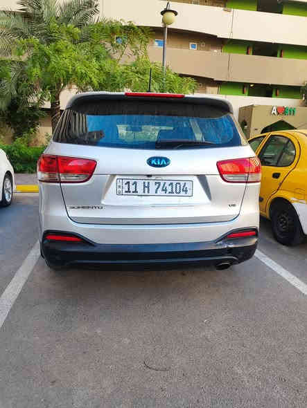 السلام عليكم كيا سورنتو موديل 2017 ماشية 75الف ميل سيارة على أيدي من البيت للدوام 
مواصفات اعتيادية 
شاشه صغيرة لمس كامره خلفية بلادي تحكم ستيرن سبعة راكب سياره مال جناي خمس تايرات جديده السيارة وارد امريكي حادثه فقط بارد يم الهلال لا تكم ولا شواصي كله مكفول وعندي باب عكس السائق صبغ اثر حادث جدا بسيط السيارة تجي تشوفهه وتقتنع 
وتدلل السعر 185 وبي مجال
***********
