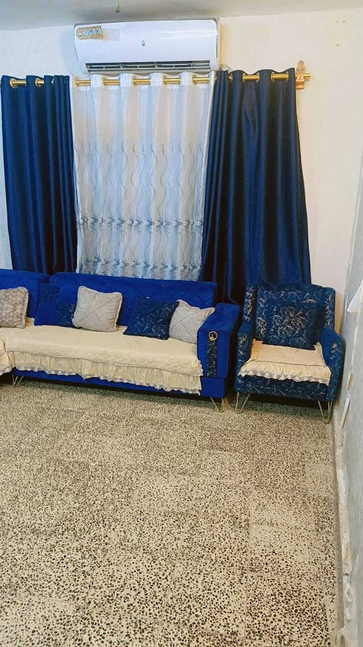 ديوان لون ازرق نضيف جدا مع طبله وسطيه وكرسي ب١٥٠ بالدوره ***********
