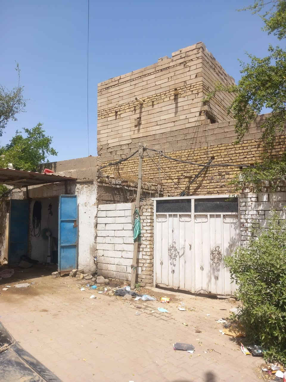 الدار 🏠 للبيع مساحة 200 متر على شارع عام الواجه 10 ول نزال 20 البيت رقم واصل لل بلديه البيت بناء 2016 عكاده 
البيت بي بناء 5 غرف وستقبال البيت طابق او نص البيت تجاري 
البيت بي تلاثه غرف جوه او استقبال او بي ثنين ساحات طرمه 
او بي مطبخ جبير كلش او اثنين مرحاض او حمام جبير كلش 
يعني البيت جبير كلش مال عائله جبيره العنوان محافظة ميسان العماره حي الكرامه الدبيسات  *********** تفاصيل أكثر
