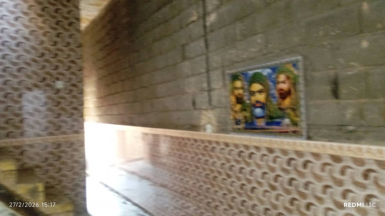 بيت لبيع في منطقت الحميديه يم سوك لجديد قريب ع شارع اول متدخل لفرع رابع بيت يحتوو ع غرفتين وصاله ومطبخ وستقبال وحمامات 2  وتواليت وحوش ومنور لمساحه ١٠٠متر طابق ونص *********** مي ومجاري وتبليط قريب ع شارع العام رابع بيت بلفرع
