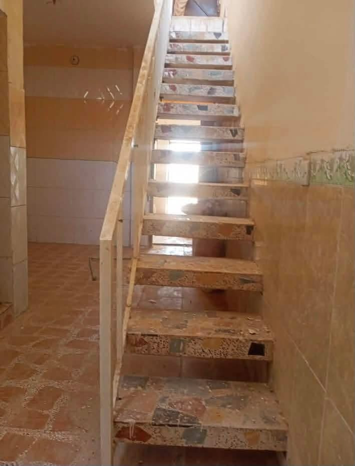 سلام عليكم بيت للبيع 
المساحه 67 متر طابق غرفه مطبخ واستقبال وغرفه نوم وبيتونه كبيره وترهم غرفه ب المستقبل كدام البيتونه البيت مناقصه اي شي + ملاحضه هاي الصور قديمه حالياً البيت متعمر وبي البيت مؤجر ينفع استثمار او بيت الك موقع البيت خلف شارع ابوسمير السعر 60وبي مجال .. للاستفسار 
***********
