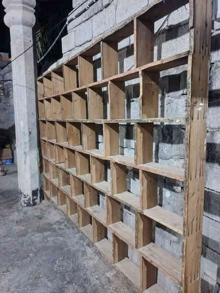 رف خشب للبيع العرض 15 سانتيم العنوان بلدروز الاتصال ***********
