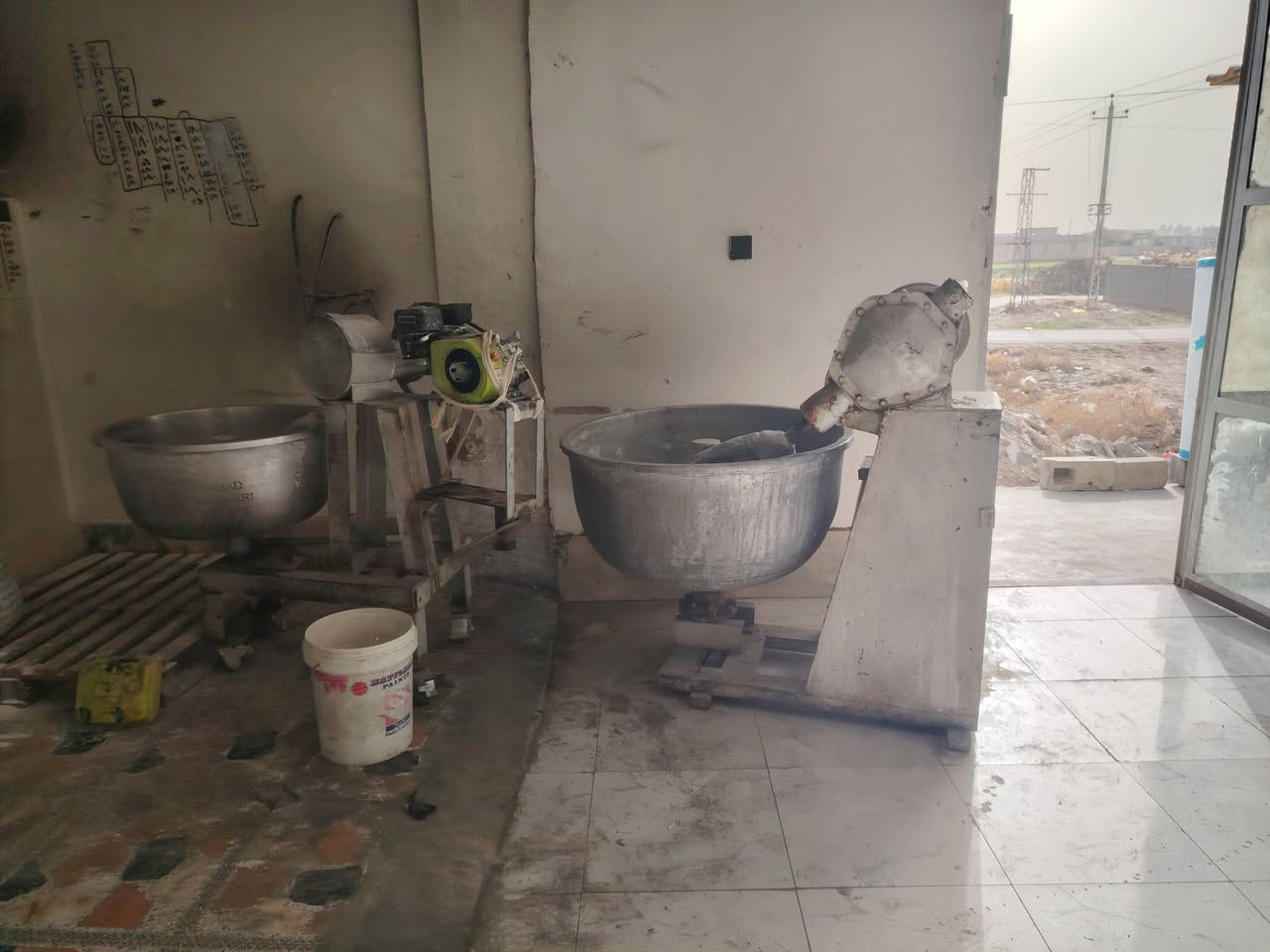 السلام عليكم قراض البيع مال فرن صمون ومخبز البيع العنوان الجزيره البعلي الجاسم قرب المحطه مال ماء الشراي يتفضل خاص او مراسله واتساب *********** ابواشرف ال دليم
