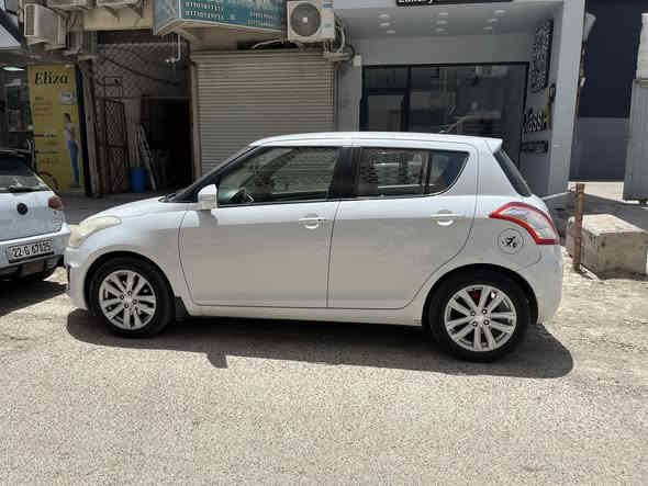 سوزوكي سويفت 2014 
ماشيه ٨٠ 
محرك كير تبريد مكفوله
صدر جديد 

***********
