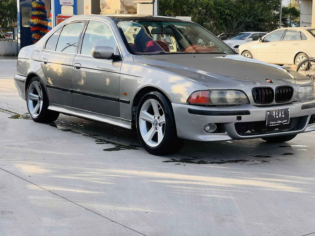 Bmw
گێرو مه‌كینه‌ بێ عه‌یبه‌ 
تایه‌ی تازه‌یه‌ 
علوجه‌ به‌شه‌رت ئه‌وه‌ی مالی كه‌س نه‌بێ بێ كێشه‌یه‌ 
كاره‌بای مه‌زوته‌ 
نرخی ٢٢ گه‌لا 

***********
كلار
