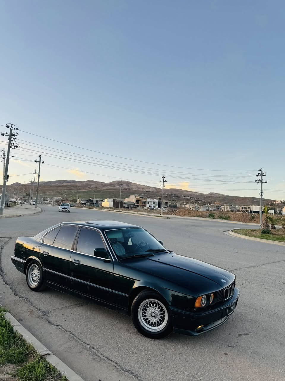 سەرەتا بە ناوی خوای
BMW.1991.520i   گیر عادی و سڵاید دەعامی  ئێم 
پیش بەریك لایت ئەلقە  ویل مشەبك گیر و مەكینە و ئەكسل بەشەرت تەقەو رەقەی بەشەرت نەو خورفەی جوانە كەمل جیزە كارەبی هەموو ئیش دەكات نەو گیچ ئیش دەكات گەرمی وفڵچەی ئیش داكات  سەیارەكە جایزە مەڵی دۆستە تیبینی
بەس فایبەر لەسەرە 
(***********)
