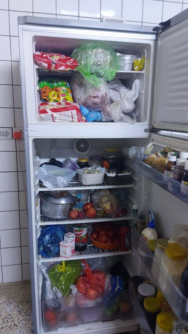 ثلاجه حجم كبيره نضيفه تجميد 100بل 100
السعر 200  وبيه مجال 
***********
