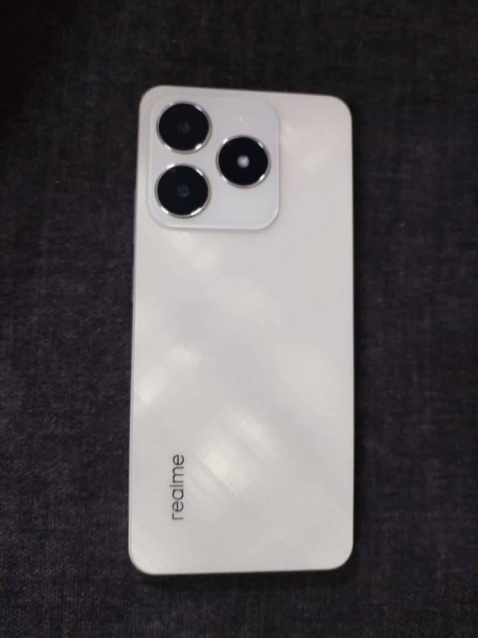 السلام عليكم
جهاز ريلمي c61 للبيع او مراوس ايفون 11 وانطيك فرق 
جهاز جديد بس انفتحت الشاشا ولزكتها بيها فطرين مامثرين على جهاز *********** مكاني موصل جانب الايمن
