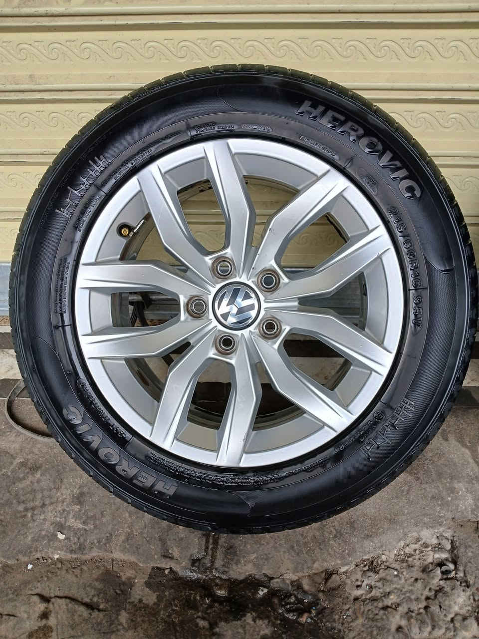 ويل باصات للبيع مع التايرات حجم ١٦ بلادي شرط النظافه بدون كسر ولالحيم  ولاصبغ سعرة 400000 تفاصيل أكثر خابر ***********
