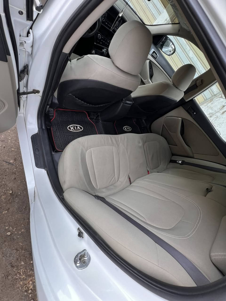 السلام عليكم 
كيا اوبتما للبيع موديل ( 2011 ) ورارد امريكي لون ابيض 
رقم بغداد بسمي تحويل ثاني يوم سنوية تسقط ( 2027 )
حادثها الدور جاملغ خلفي ومبدل باب السايق بالعراق السيارة حيل نظيفة احلة من الصور وخير من الله السيارة و ياخذها بالعافية علي واني جانيها صارها ٥ سنوات عندي 
رايدها ( 115 ) وبيها مجال مكاني الحلة 
رقمي  بي وتساب ***********
