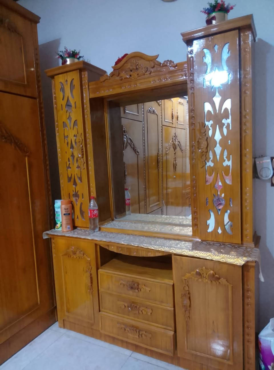 السلام عليكم عندي غرفه خشب صاج للبيع مستخدمه سعرها 800 بيها مجال مكاني موصل *********** بي واتساب
