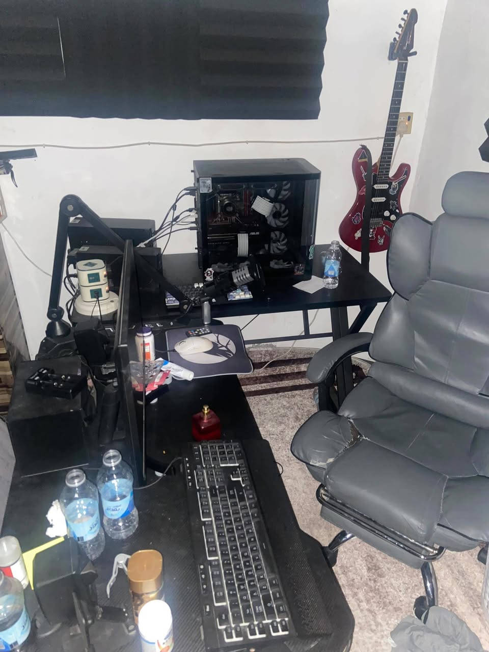 🖥️ للبيع: سيت اب جيمنج متكامل (Setup) بحالة ممتازة جداً 🎮
​السلام عليكم، لعدم التفرغ، معروض للبيع سيت اب كامل متكامل جاهز للاستخدام مباشرة (شغل والعب). الحاسبة بحالة أخت الجديدة، استخدامها خفيف وجداً نظيفة، وكل القطع شغال على الفحص والتجربة المباشرة.
​⚙️ 1. مواصفات الكيس (PC Specs):

​المعالج: Intel Core i7 8th Gen 🧠

​كارت الشاشة: ASUS RTX 5060 OC Prime (3 Fans) 🏎️ (تبريد احترافي وأداء قوي جداً)

​المذربورد: Gigabyte Z390M Gaming 🛠️

​الرام: 16GB DDR4 ⚡

​التخزين: 1TB SSD Samsung 870 QVO 💾 (سريع واعتمادي)

​المبرد: مبرد مائي من Cooler Master 💧 (تبريد راقي وهادئ)

​الباور سبلاي: 750W 🔌

​الكيس: High Tower يحتوي على 7 مراوح تبريد إضافية 🌀

​🖥️ 2. الشاشة (Monitor):

​LG IPS (1080p / 75Hz): ألوان خرافية ودقة غنية عن التعريف، مريحة جداً للعين باللعب والمشاهدة 🎨.

​🔋 3. أنظمة الطاقة والحماية (UPS):

​UPS 2000VA 🛡️: مخصص للكيس لحماية القطع من انقطاع وتذبذب الكهرباء.

​UPS 850VA ⚡: مخصص للشاشة لضمان استمرار اللعب بدون أي قطوعات.

​⌨️ 4. الملحقات والاكسسوارات (Peripherals):

​الكيبورد: Redragon 110% ⌨️ (مع مسند مريح لليد، ممتاز للالعاب والطباعة والمبرمجين).

​الماوس: Redragon 🖱️ (سرعة استجابة فائقة تصل إلى 12,000Hz لـ دقة عالية باللعب) + ماوس باد هدية 🟥.

​السماعة: HyperX Cloud Alpha 🎧 (خفيفة، مريحة جداً للاستخدام الطويل، وعزل ممتاز).

​سبيكرات: سماعات خارجية للمونيتور للمشاهدة المريحة بدون سماعة رأس 🔊.

​نظام التشغيل: تفعيل Windows 11 Pro أصلي وجديد 🪟.

​🪵 5. الطاولات (Desks):

​عدد (2) ميز متوفرات 🪑: واحد جيمنج (Gaming Desk) والثاني كلاسيك بدون RGB.

​الأبعاد: الطول 100 سم × العرض 50 سم × الارتفاع 80 سم 📏 (القياس القياسي المريح).

​💡 ملاحظة: السيت اب فرصة ذهبية للي يدور تجميعة كاملة مكملة من كل شي، بدون ما يدوخ ويفتر بالسوق ويجمع قطع. تعال وافحص براحتك.
​📩 للتواصل ومعرفة السعر: يرجى مراسلتي على الخاص، وإن شاء الله ما نختلف ويا الشراي الصامل. تنورونا بأي وقت! 🙏✨


**إذا كنت صاحب هذا الإعلان وتريد حذفه لأي سبب، رجاءا أرسل رسالة إلى الدعم الفني**