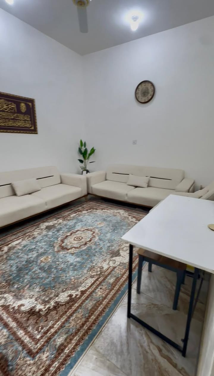 دار خلفي للبيع مساحه 100 م بناء حديث
الاسكان الصناعي  منطقه الـ 3000 يبعد عن الحولي 40 متر  بصف الركن
صب كونكريت 
يحتوي على ( دوانيه - صاله - مطبخ - غرفه - صحيات عدد/2 داخليه وخارجيه )
للاستفسار ***********
